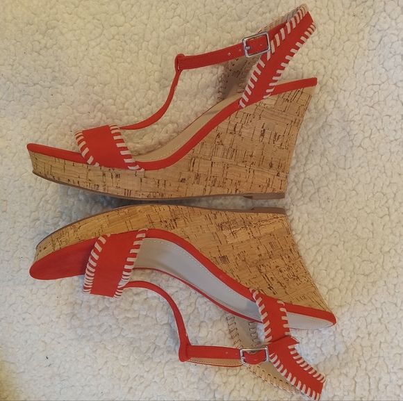 Charles By Charles David Suede Red Faux Cork Wedge T-Strap Sandal | Size: 9.5M - Picture 7 of 14